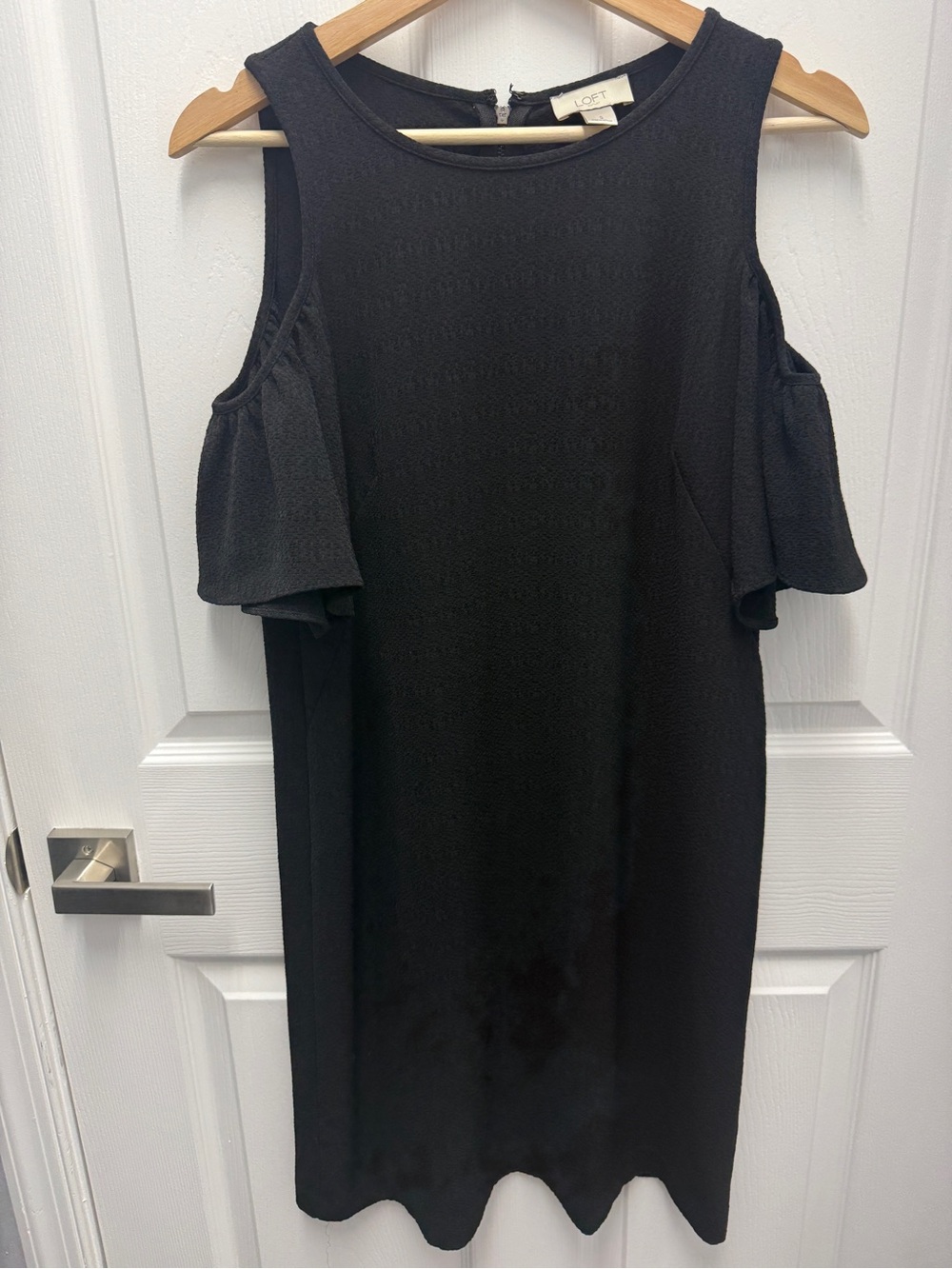 LOFT Outlet Black Cold-Shoulder Shift Dress with Flutter Sleeves Size Small EUC
